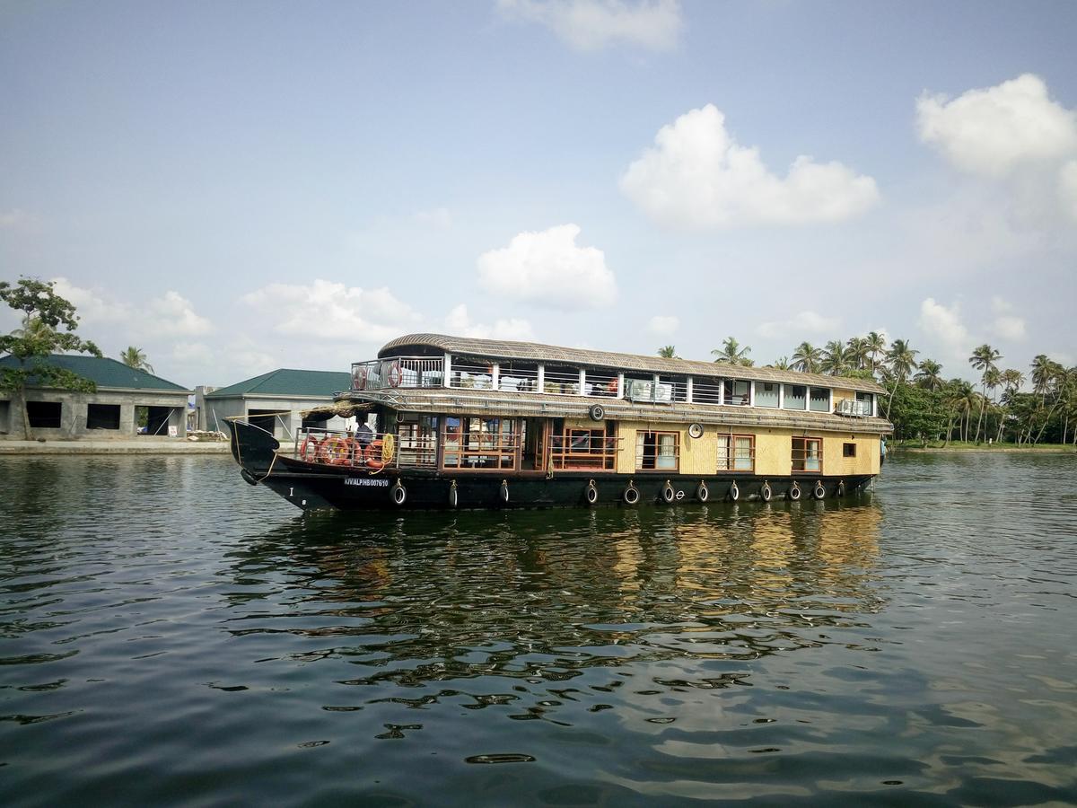 Coco Floatel Hotel Alappuzha Exterior foto